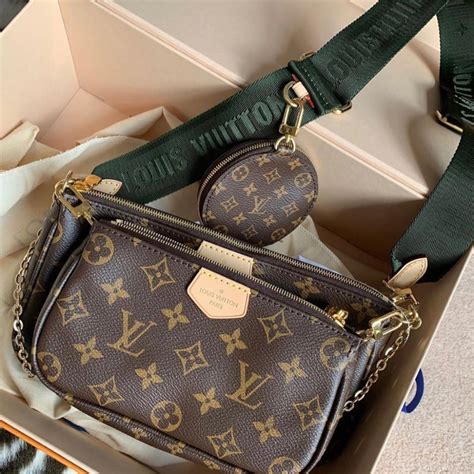 de que material son las carteras louis vuitton|authentic louis vuitton tote bags.